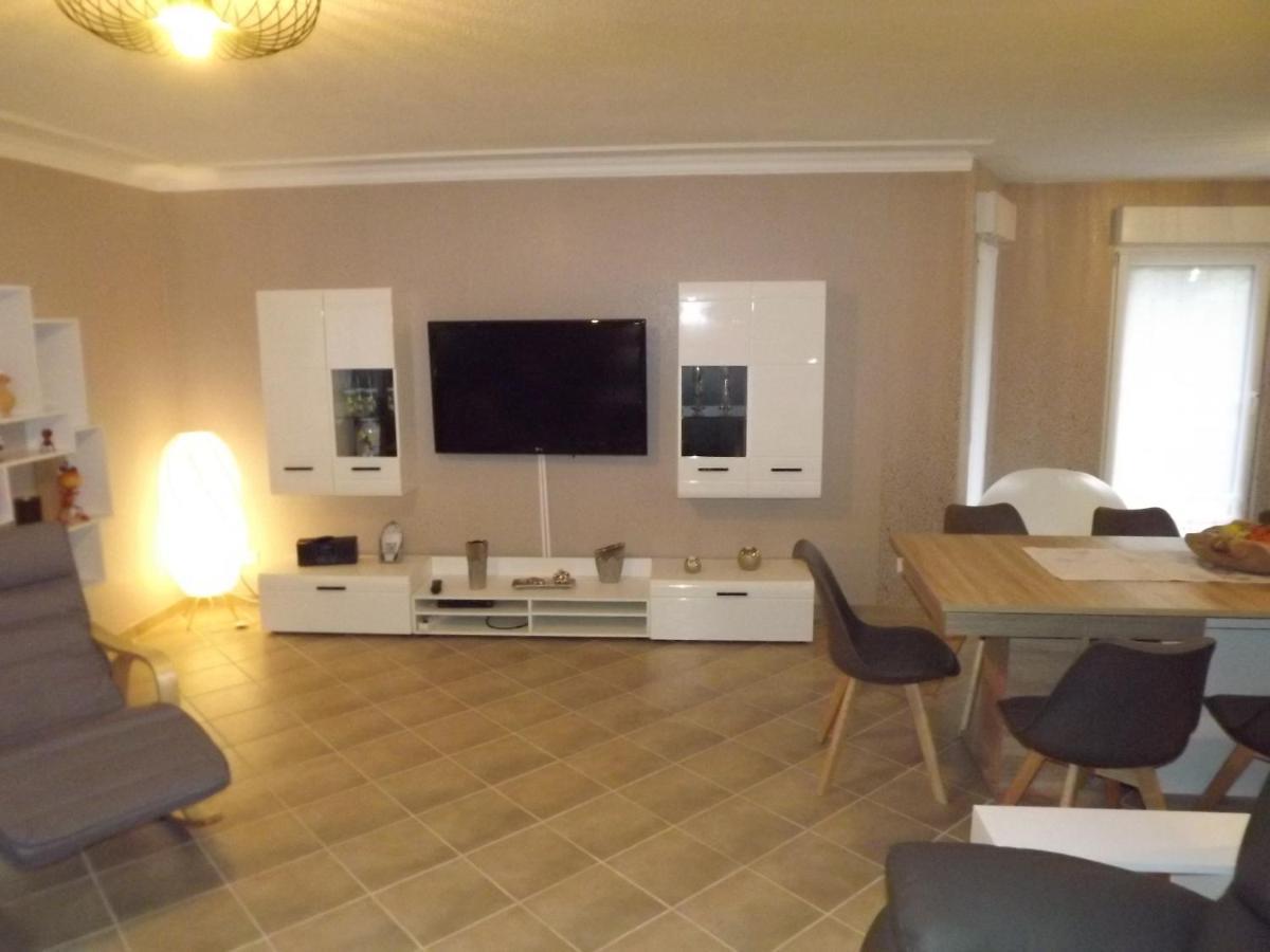 Grosszuegige Ferienwohnung Am Waldesrand Im Seenland Lauta エクステリア 写真